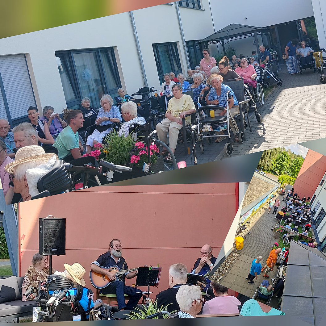 Mehrere ältere Menschen sitzen im Außenbereich eines Gebäudes, einige in Rollstühlen, während eine kleine Gruppe Musiker mit Gitarren vor ihnen spielt.